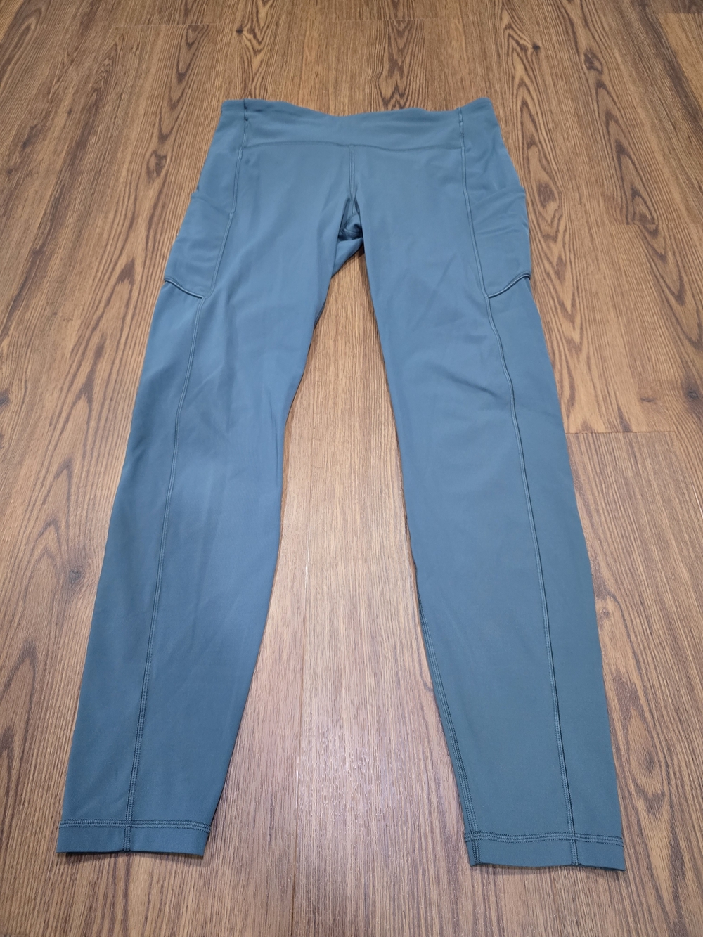 Lululemon Fast and Free Tight in a teal color features side pockets